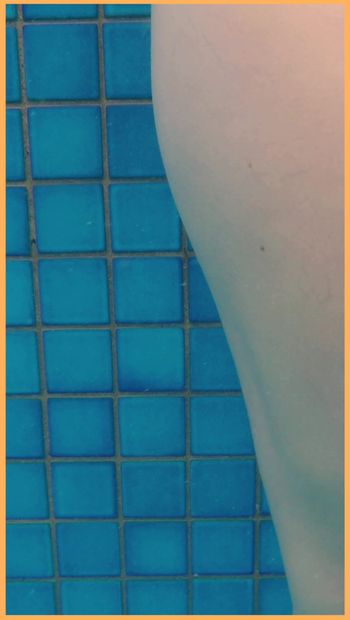 Une femme exhibe ses seins dans la piscine de l’hôtel.