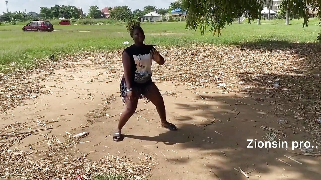 Africana Ébano Sexy Chica Negra Baila En Público Con Risas