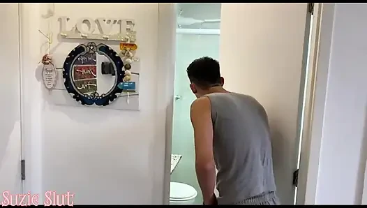 Meine stiefmutter hat mich beim anblicken in der dusche erwischt, sie war sehr geil, dass sie mich zwang, ihr sehr heißes arschloch zu ficken