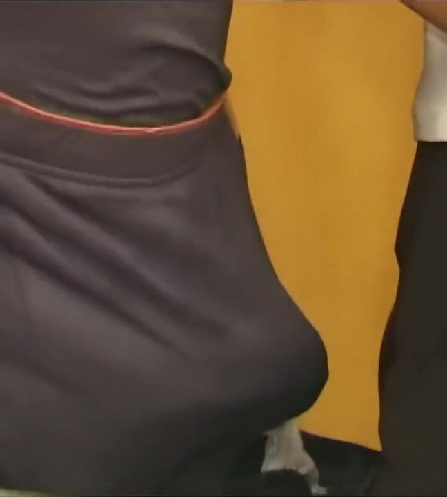 彼女は彼の継父の大きな硬いペニスをしゃぶる