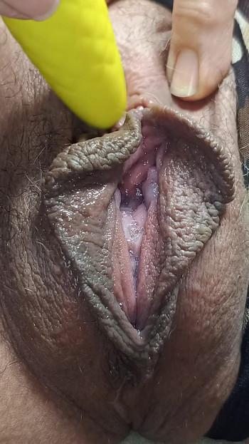 Ku nezasitna MILF masturbira sa svim svojim igračkama i velikim dildom od 30 cm