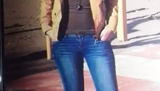 Cum üzerinde bir sevimli sarışın