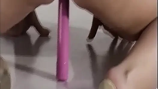Blondine reitet dicken rosa dildo, bis er tropfnass ist