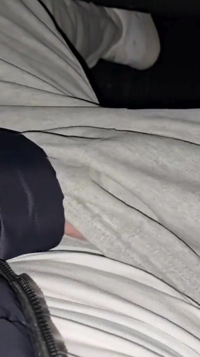 Niemiecki chłopiec z precum w szarym CK szarpie szarpie się w samochodzie, aż gruby wytrysk - PhantomGentX | Klip 1