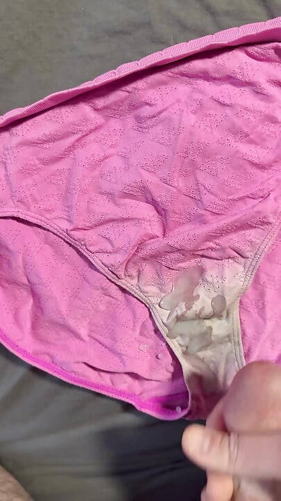 妻のパンティに精液7
