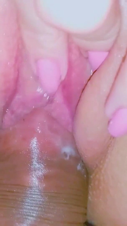 Momento da vedere da "Ragazza con la perfetta figa rosa e gonfia viene scopata di lato e sembra incredibile"