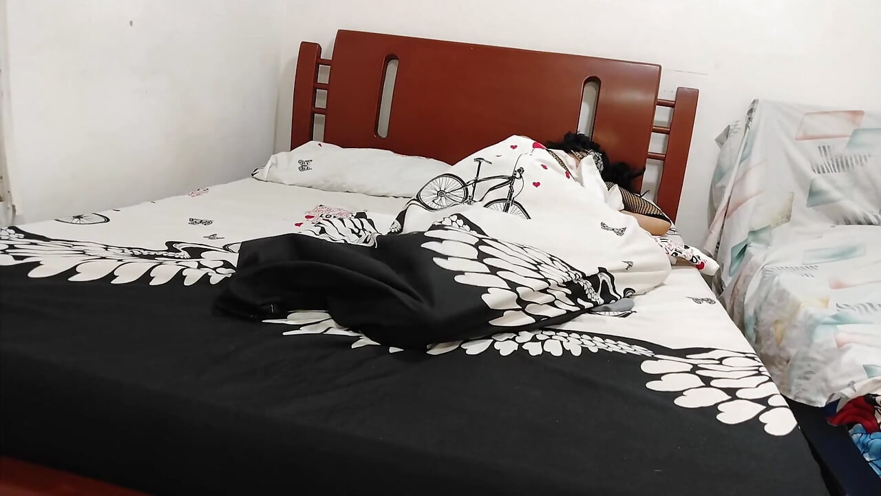 Üvey Anne, Aptal Üvey Oğluyla Örtü Altında Seks Yapıyor