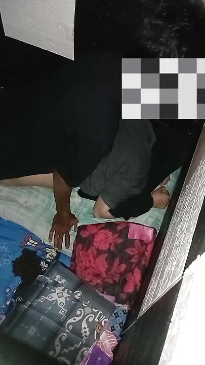 Tesettürlü Asyalı bir kadının götü acı içinde çığlık atıyor ve bundan hoşlanıyor
