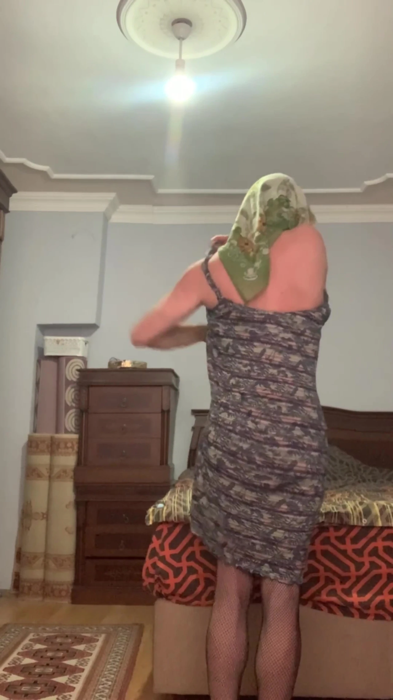 Üvey annem kıyafet deniyor.