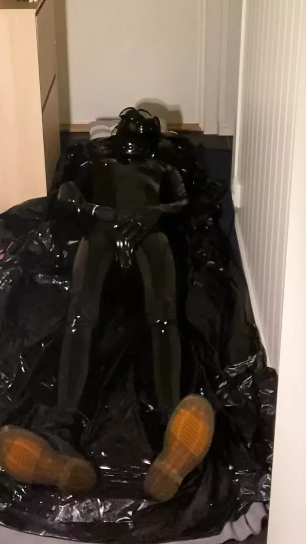 Je m’exhibe dans ma combinaison en latex