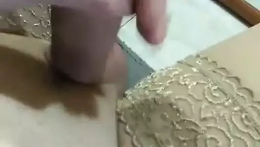 Ateşli yaraklı kadın kılıklı kadın