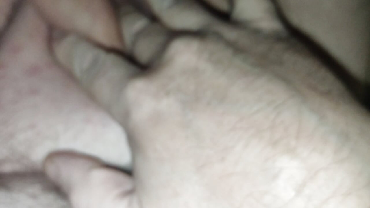 Acuétame en el sofá y masturba mi polla hasta el orgasmo hasta que viene el jugo