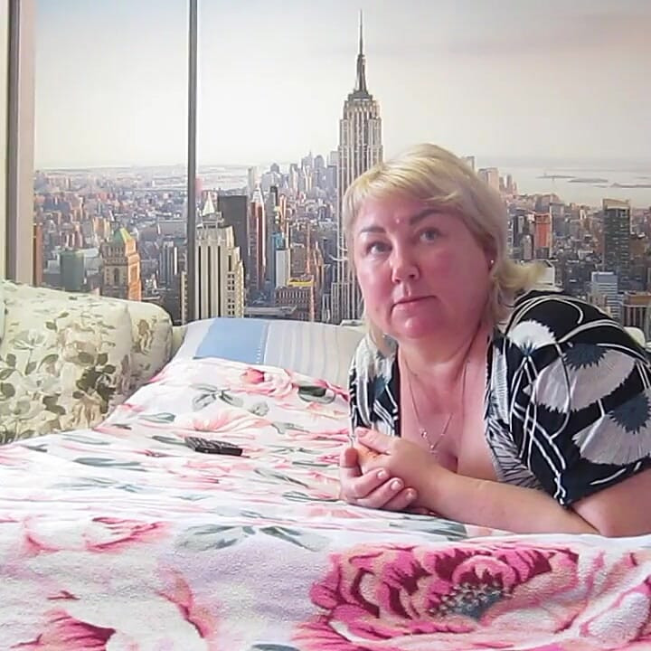 Mother-in-law sucks my cock and I shoot it on the phone