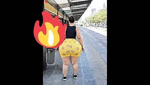 Большая задница ждет автобус в Аргентине