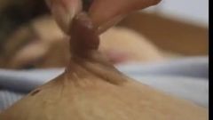 Japonesa madura brinca com o mamilo - cireman