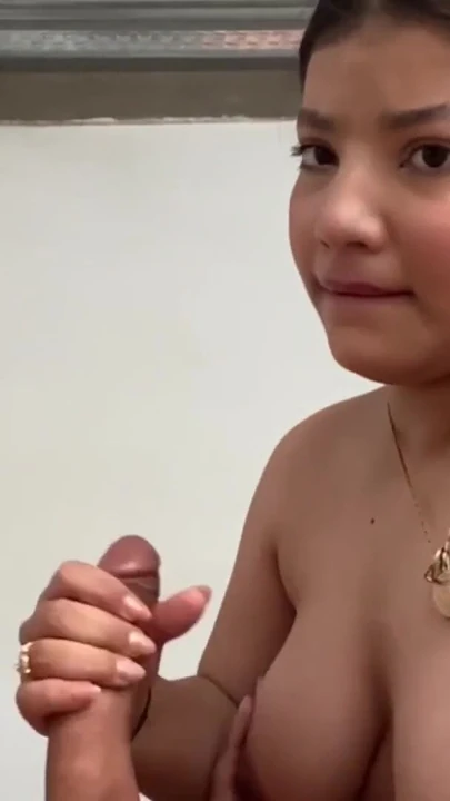 Detik emosi dari "Influencer Latina Colombia yang cantik memberikan kelas solek dan kemudian berkongkek"