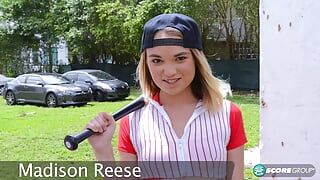 Madison Reese pokazuje swoją płaską klatkę piersiową i napalonej cipki