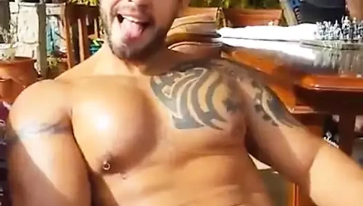 viktor en el jardin