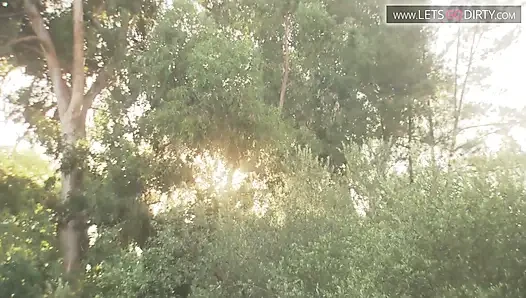 Ateşli kız barajda denize açılırken büyük bir yarağa biniyor