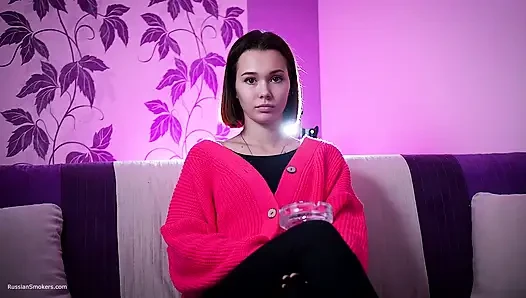 Seksi Rus muse sigara içiyor