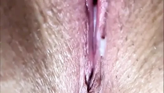 Masturbasi anal Rusia close-up dengan percakapan. Menganga Krim