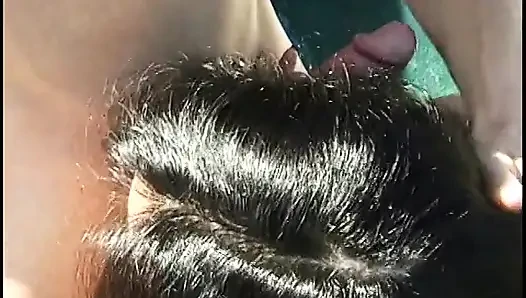 Terangsang dengan payudara bulat memohin penetrasi kontol di luar ruangan