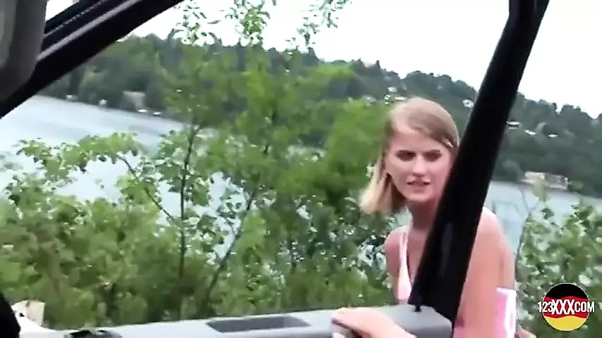 Sladká, hubená blondýnka to miluje zezadu v autě.