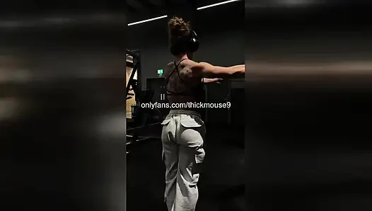 Die muschi des frechen teenagers rutscht während des live-tanzs auf instagram ab