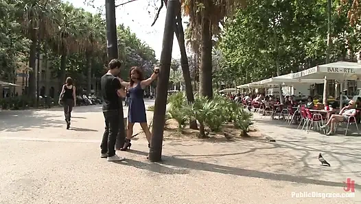 Cewek cantik Spanyol dientot tenggorokan di jalan terikat di depan kafe yang sibuk!