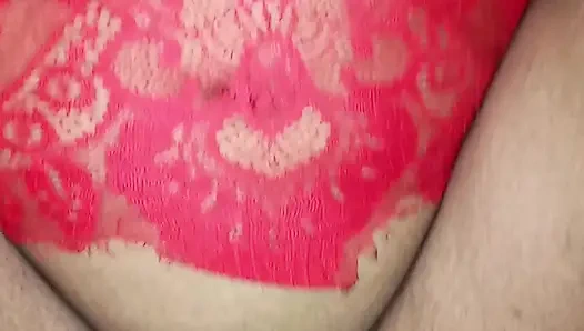 Kırmızı gece elbiseli Hintli evli kadın ıslak sakso çekiyor ve kocası tarafından sert sikiliyor