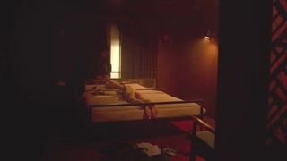Alexandra Daddario - привязана к кровати