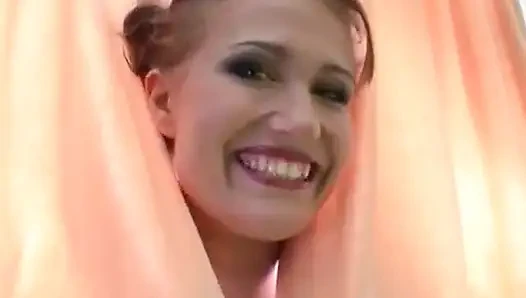 Yaramaz sürtük ateşli üçlü sekste iki yarağı emiyor ve biniyor