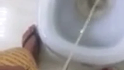 macho dando aquela mijada matinal