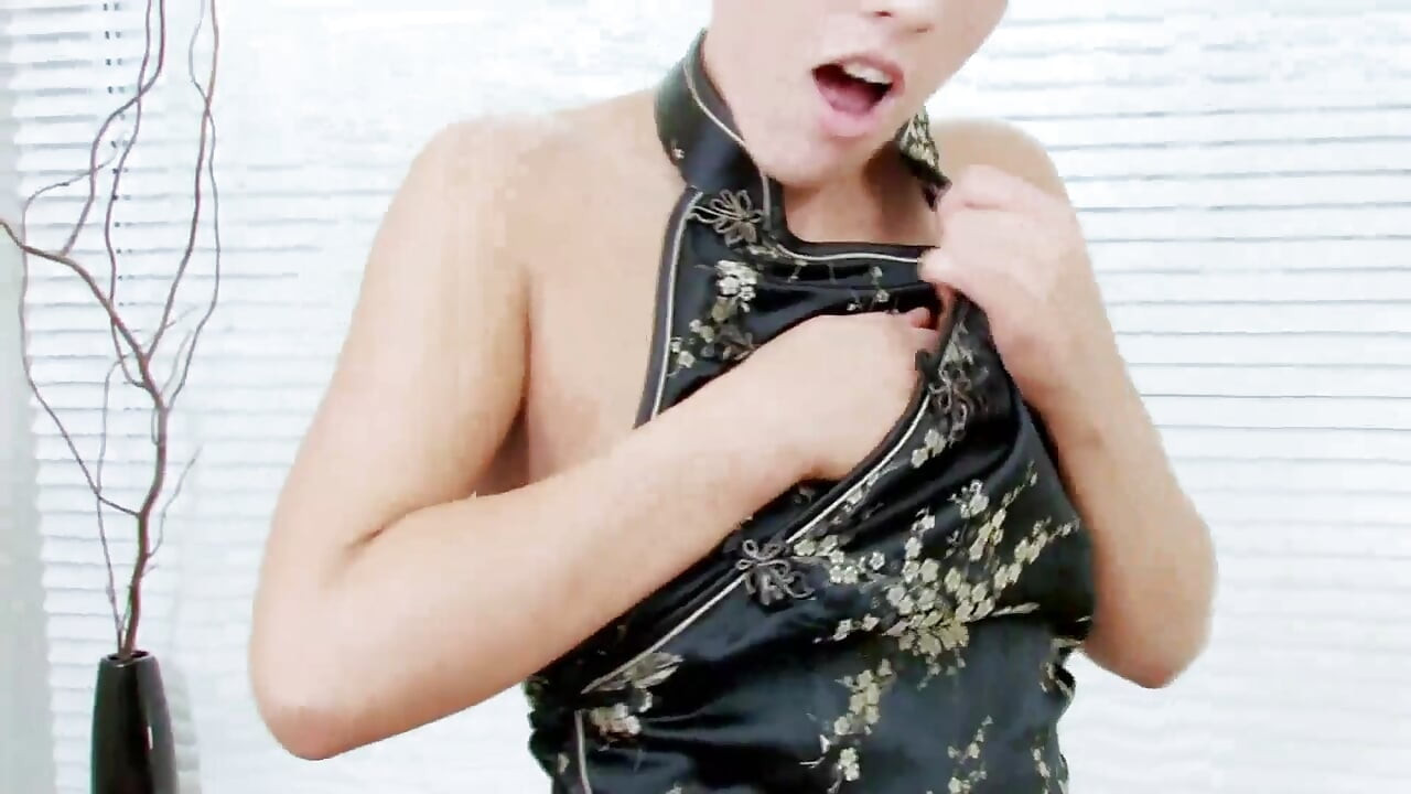 Femeie în rochie neagră călărind o jucărie roșie