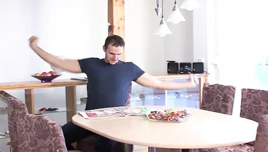 Saudara tiri Jerman berkaca mata menunggangi kontol besar saudara laki-laki di dapur