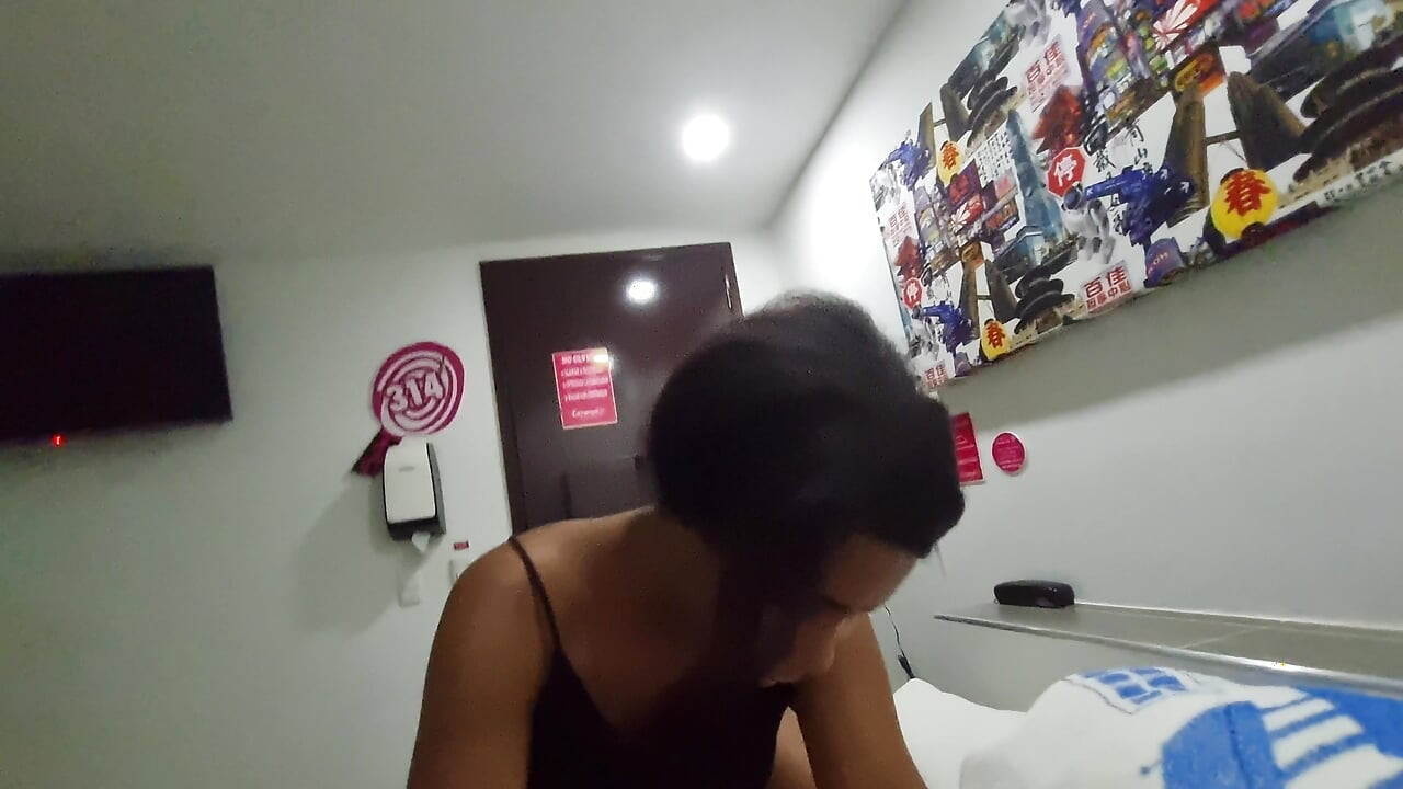 Antara kaum dengan seorang gadis dari Facebook