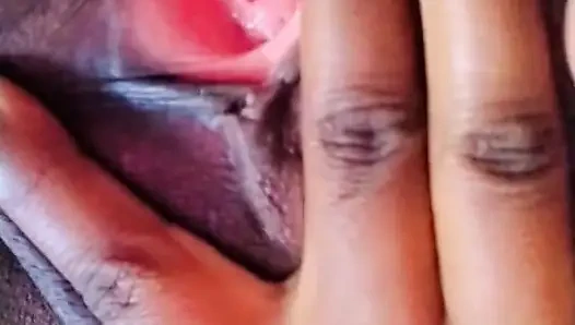 Ratu Afrika hot lagi asik meremas memek merah mudanya