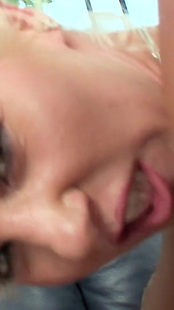 Trenutak koji morate vidjeti iz "OMG! Sve je uzela unutra! Jebanje u guzu! Pička, mokra pička, tinejdžerka 18, 18 godina, mokra tinejdžerka, uska tinejdžerka, uska"