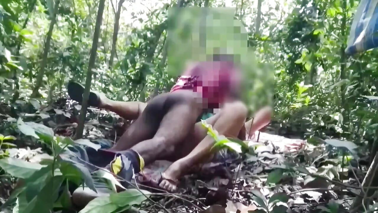 Entrei na selva e fodi meu amante ilícito.