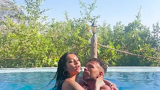 Tidak Setia Kepada Suami Saya Dengan Tetangga Penis Besar Di Kolam Renang Yasmina Khan