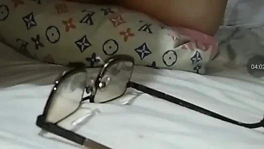 Memakan memek basah ke pantat adalah dia muncrat