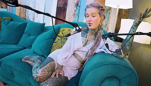 Ich spreche über B - Bordem - ASMR podcast SFW spricht goth dünnes mädchen dreadlocks tattoo model inked mädchen