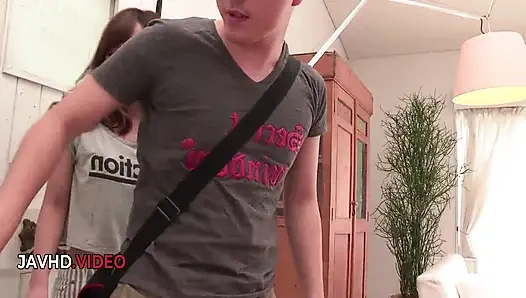 Sinnliches asiatisches teen kniet für eine heiße japan-blowjob-session nieder