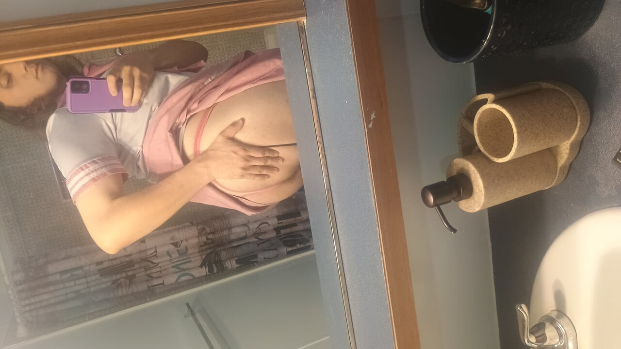 La sissy studentessa giapponese cavalca un dildo enorme mentre il clitoride bloccato scopa