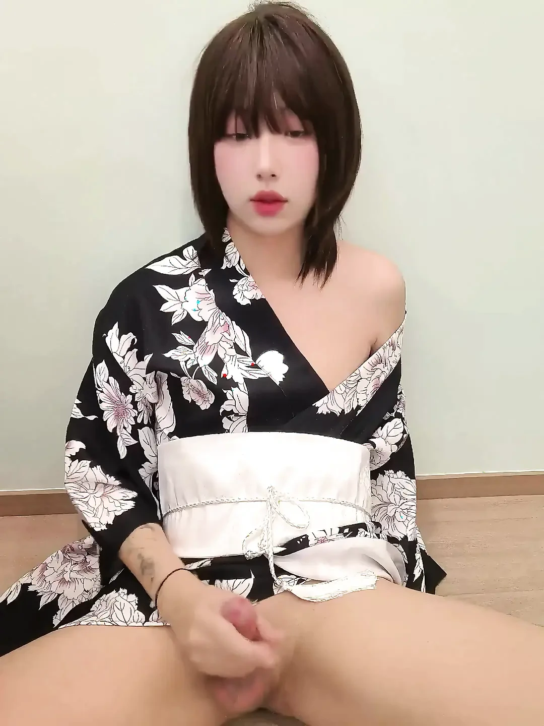 超级漂亮的亚洲人妖玩她的大鸡巴，你会服务她的大鸡巴吗？