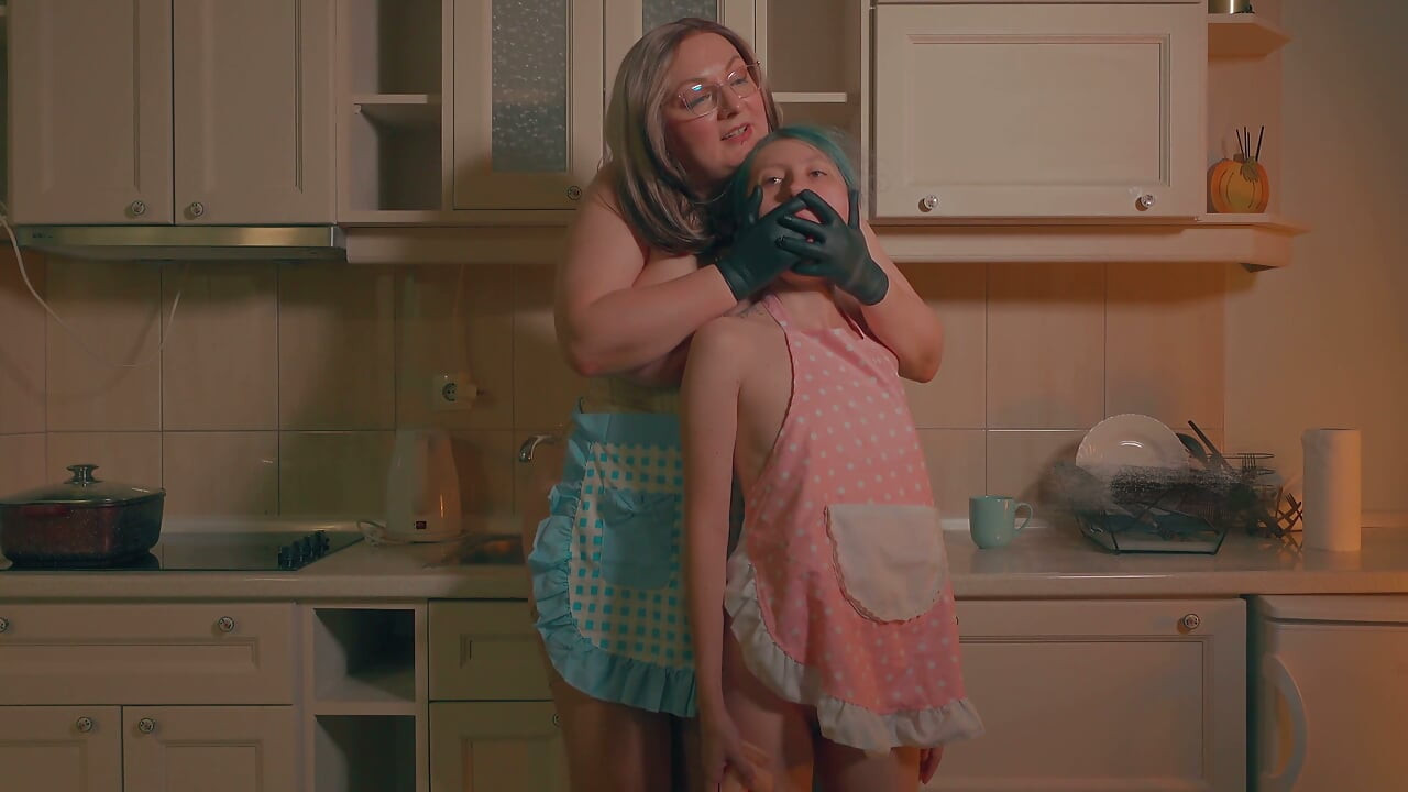 Mână gloved peste gură - mama vitregă înaltă inspectează și își fute fiica vitregă minionă