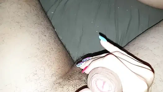 Yalama, emme, sevişme. Beni o kadar güzel boşaltıyor ki içime fışkırmasına izin vermek zorunda kalıyorum. Creampie