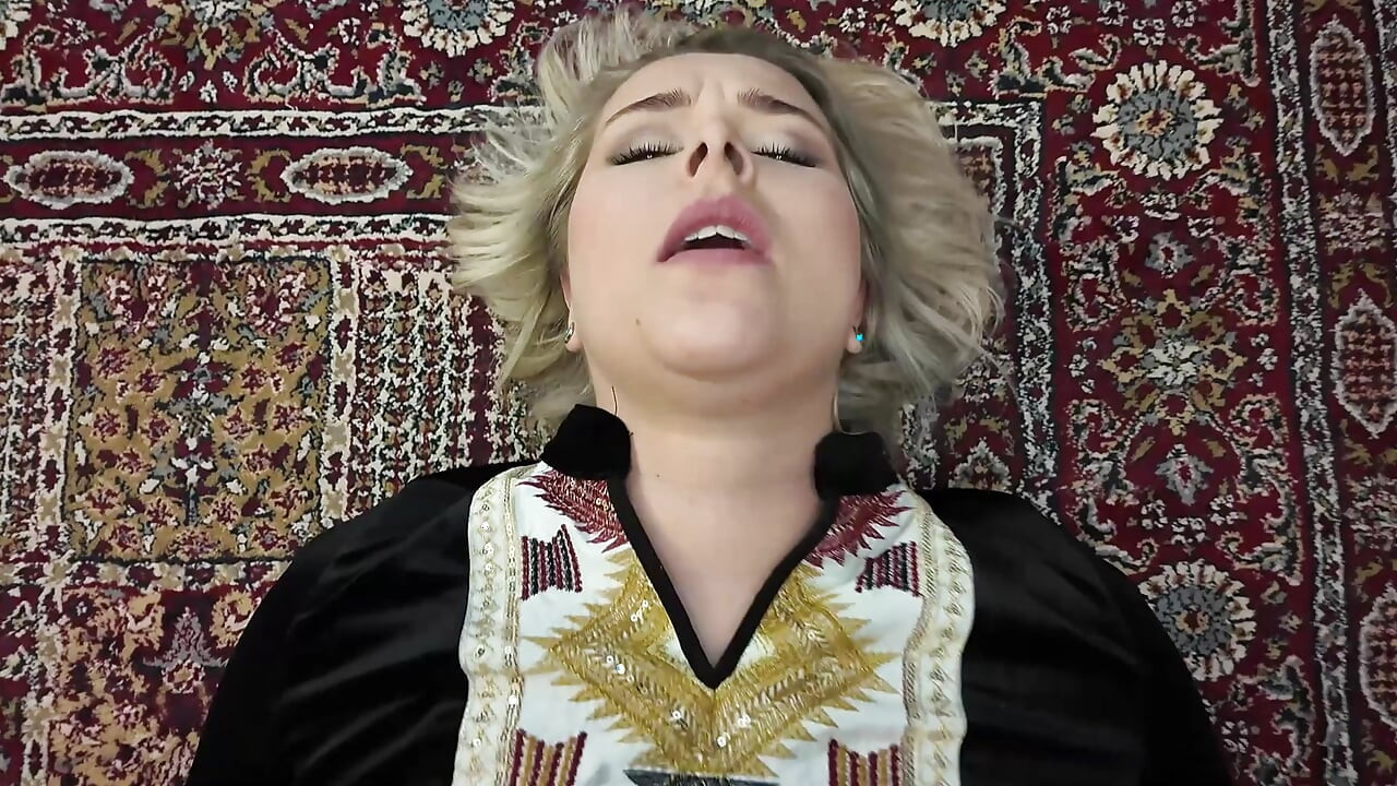 Turecká milfka s velkým zadkem ošukaná sousedem - turk porno amateur
