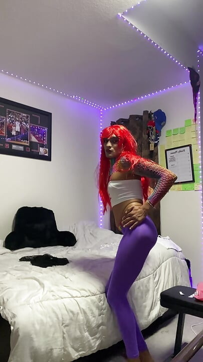 INDISK FEM GUTT RØDT HÅR LUDDER CROSSDRESSER HORE STOR PIKK I BUKSER BULE SMLL PUPPER