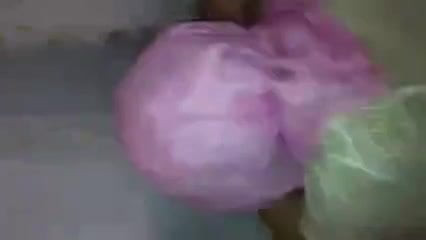 戴穆斯林头巾的土耳其女人被丈夫干